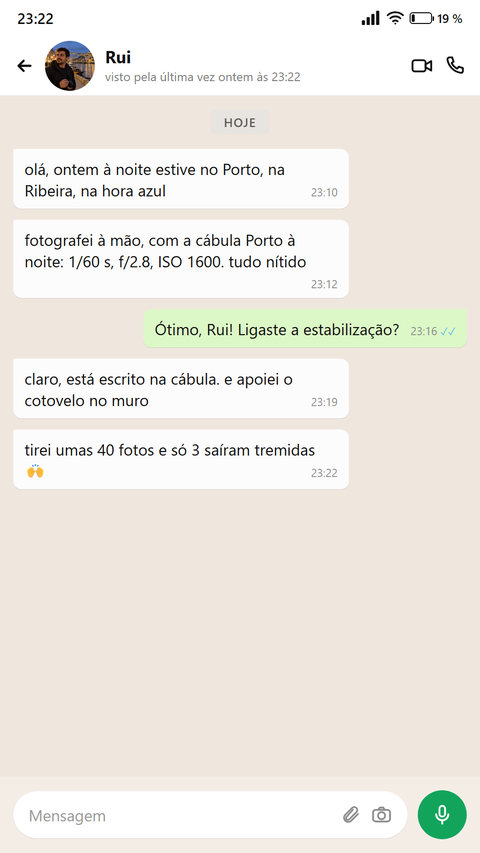Alguém escreve sobre a cábula Porto à noite, na Ribeira